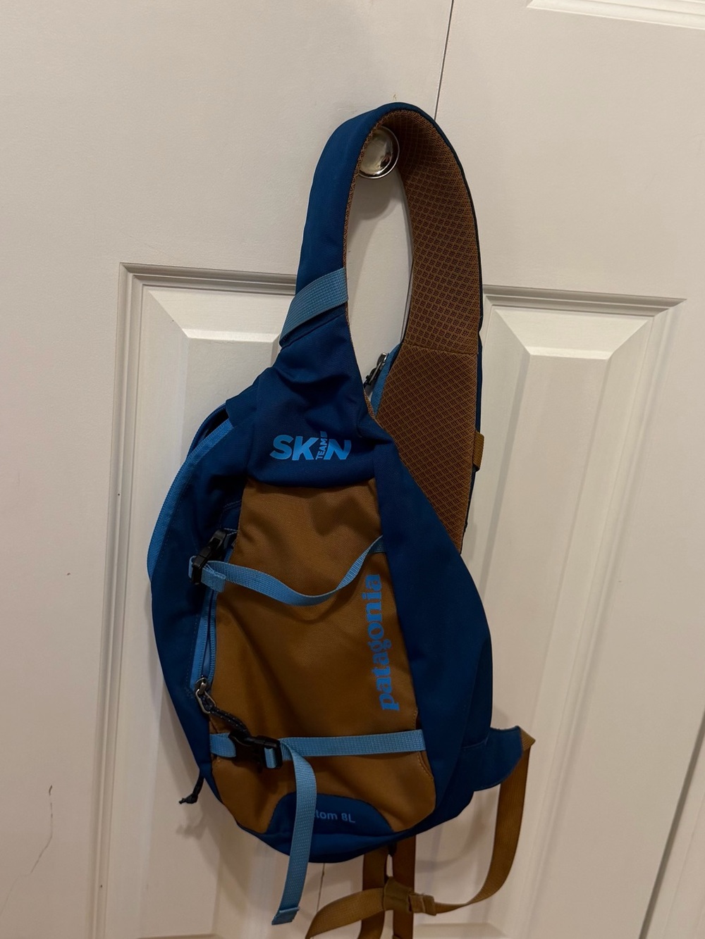 Patagonia Atom Sling 8L Backpack Blue Tan Crossbody Hiking Day Pack EUC - Picture 3 of 10